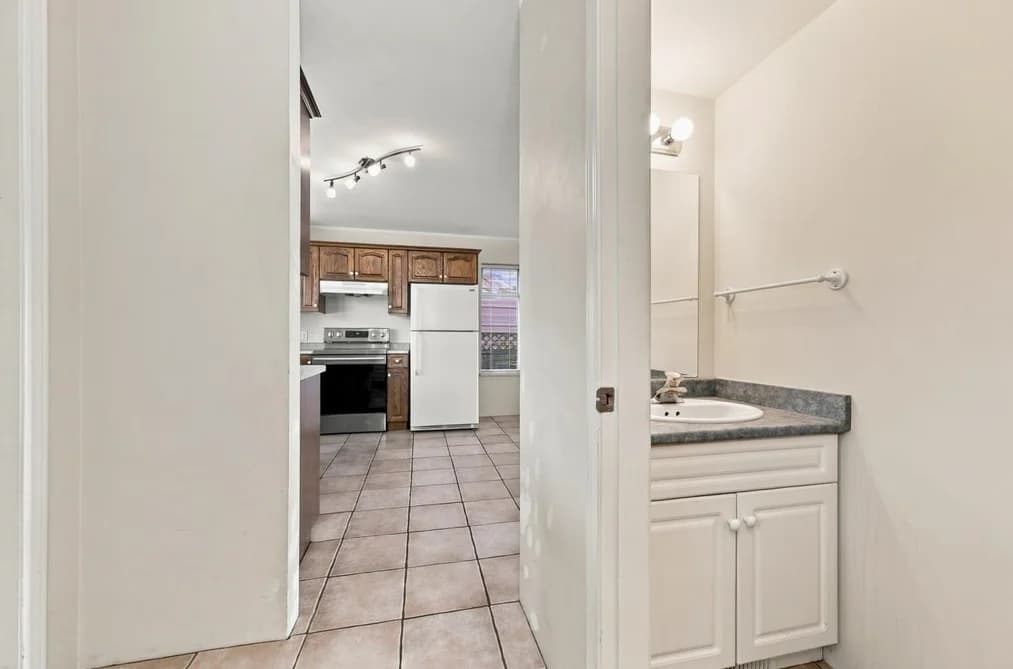 423-425 E 2ND STREET, North Vancouver, BC — Residential Income for Sale - Photo 2