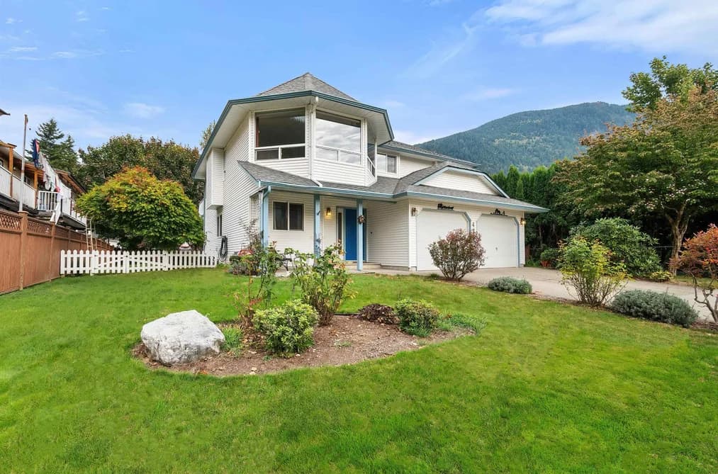 425 HADWAY DRIVE, Harrison Hot Springs, BC — Residential for Sale - Photo 2