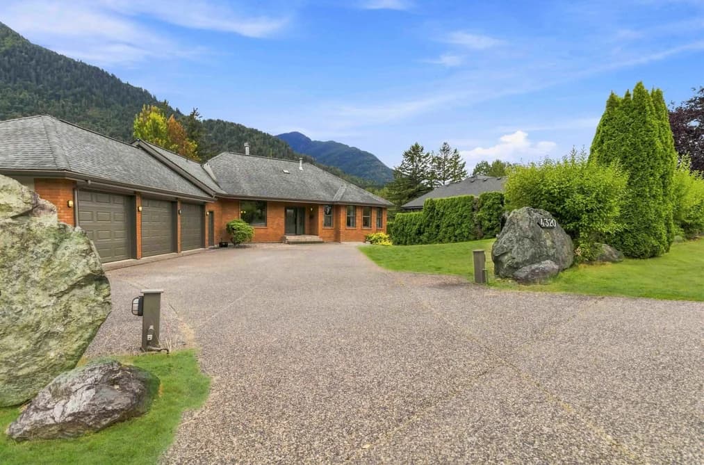 4320 ESTATE DRIVE, Sardis - Chwk River Valley BC V2R 3B4, Sardis - Chwk River Valley, BC — Residential for Sale - Photo 2