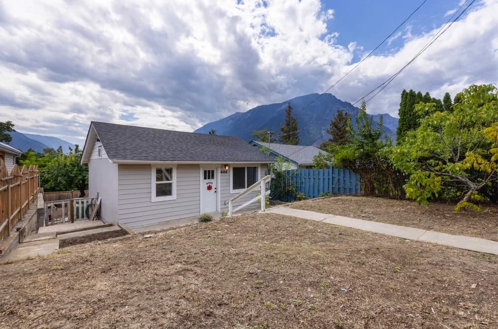 444 VICTORIA STREET, Pemberton, BC — Residential for Sale - Photo 2