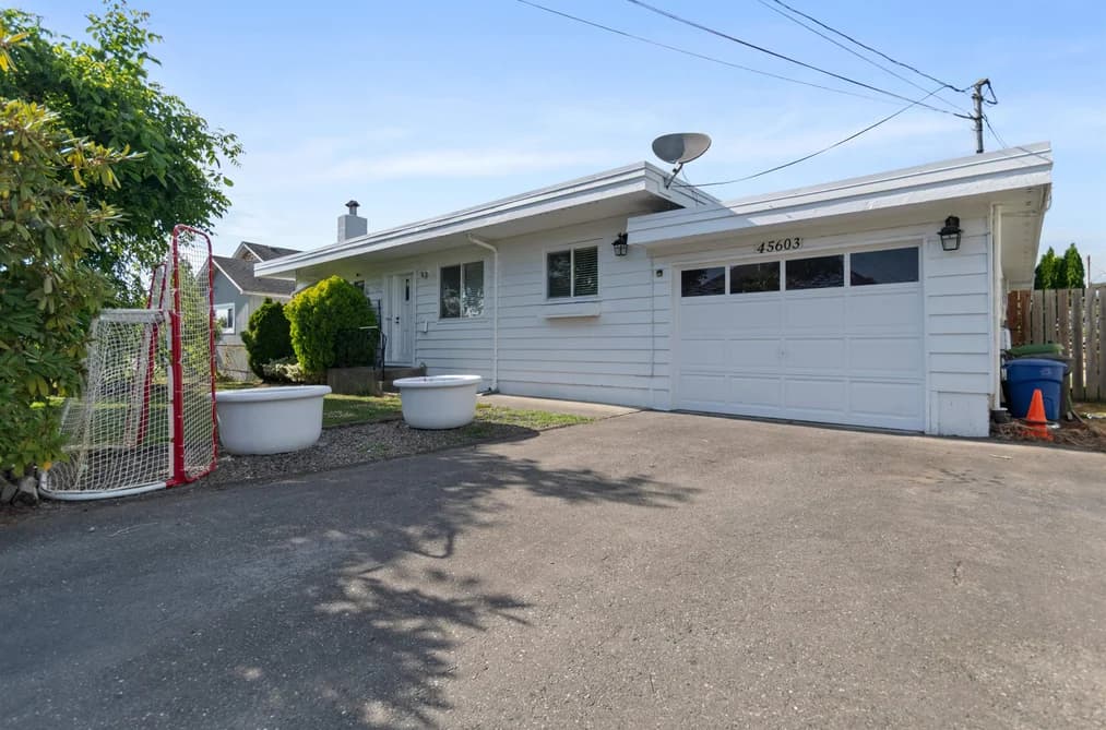 45603 REECE AVENUE, Chilliwack, BC — Residential for Sale - Photo 2