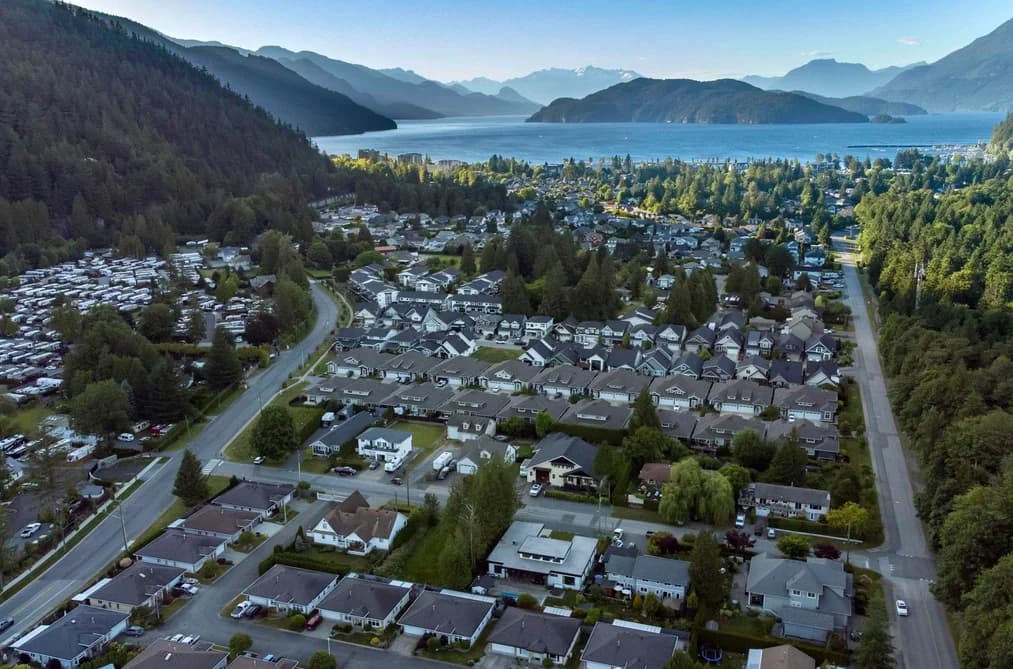 464 ALDER AVENUE, Harrison Hot Springs, BC — Residential for Sale - Photo 2
