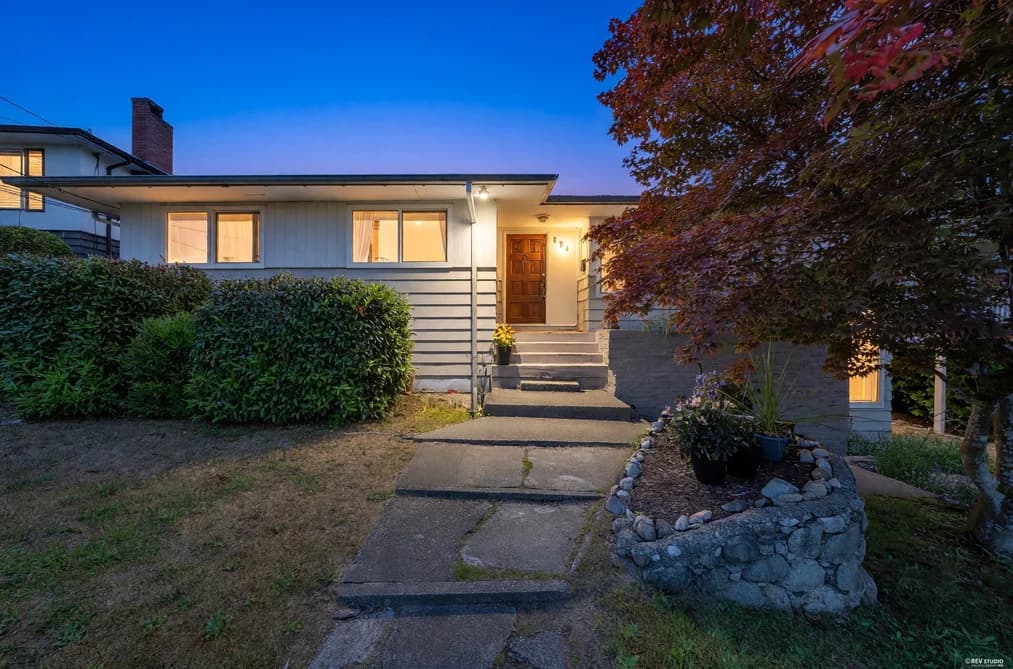 468 SAVILLE CRESCENT, North Vancouver, BC — Residential for Sale - Photo 2