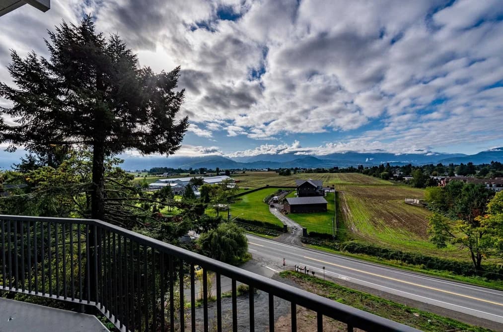 47005 YALE ROAD, Chilliwack, BC — Residential for Sale - Photo 2