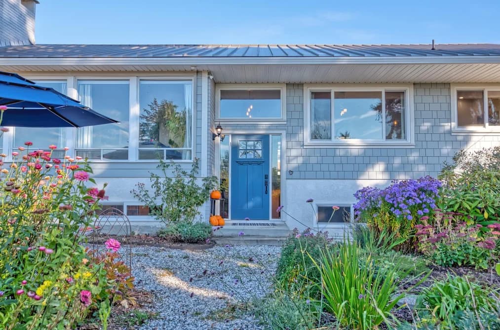 4770 LAUREL AVENUE, Sechelt, BC — Residential for Sale - Photo 2