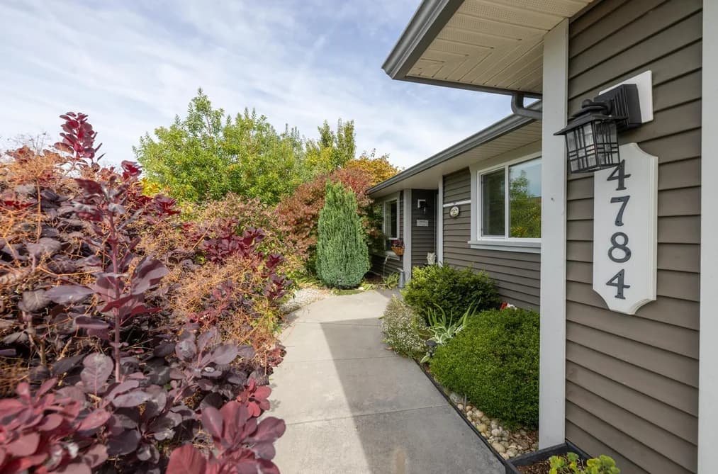 4784 TAMARACK PLACE, Sechelt, BC — Residential for Sale - Photo 2