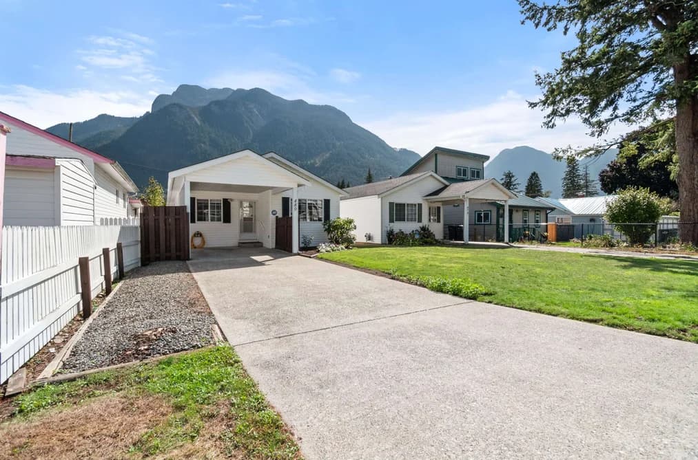 480 COQUIHALLA STREET, Hope, BC — Residential for Sale - Photo 2