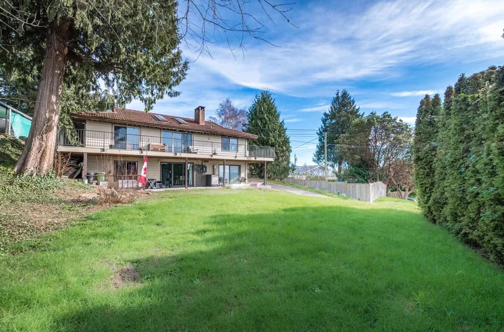 4902 LAUREL AVENUE, Sechelt, BC — Residential for Sale - Photo 2
