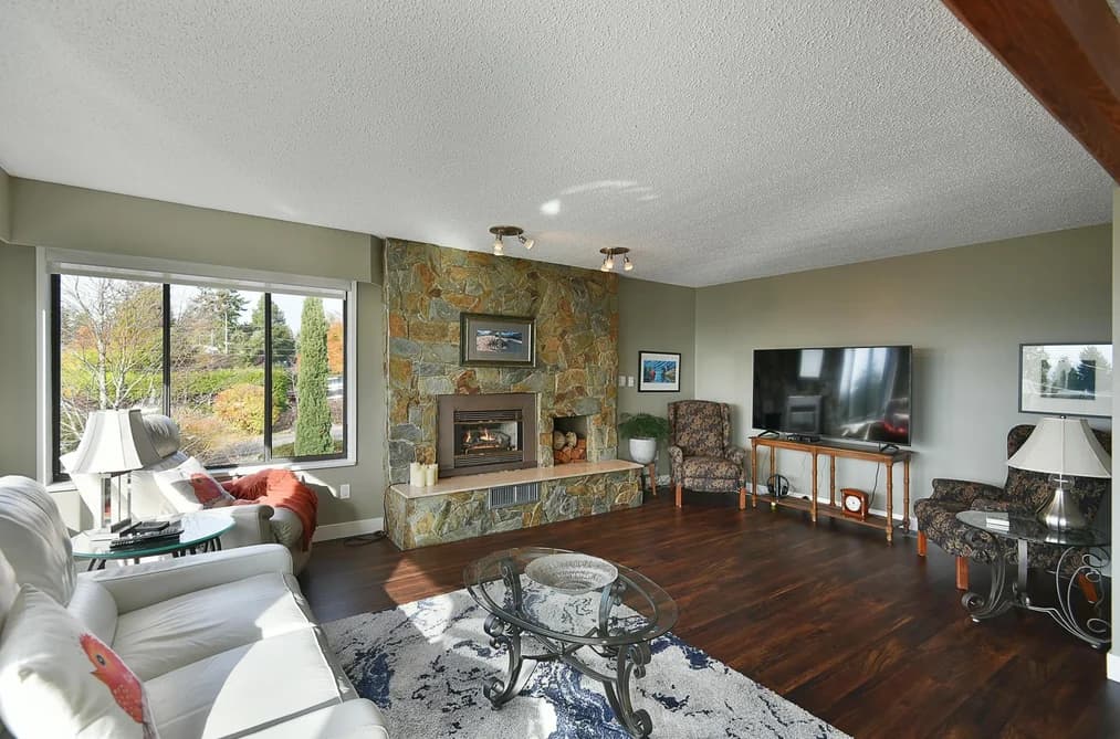 4926 LAUREL AVENUE, Sechelt, BC — Residential for Sale - Photo 2