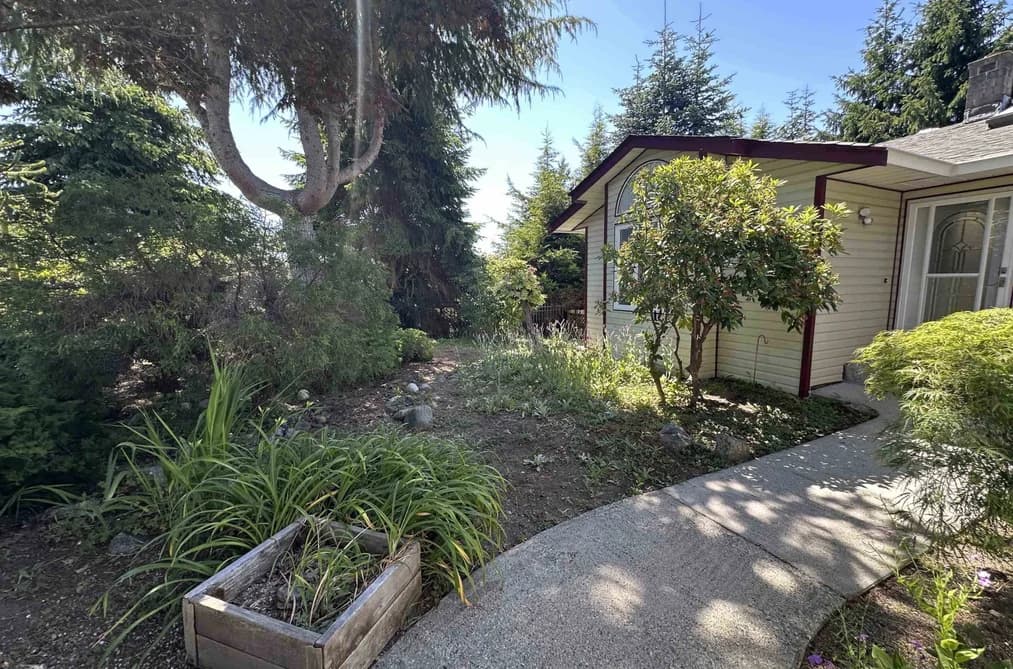 4987 LAUREL AVENUE, Sechelt, BC — Residential for Sale - Main Photo