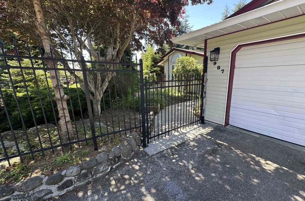 4987 LAUREL AVENUE, Sechelt, BC — Residential for Sale - Photo 2