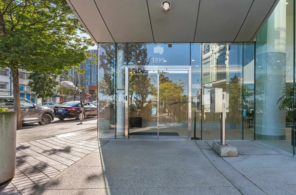501 1199 MARINASIDE CRESCENT, Vancouver, BC — Residential for Sale - Photo 2