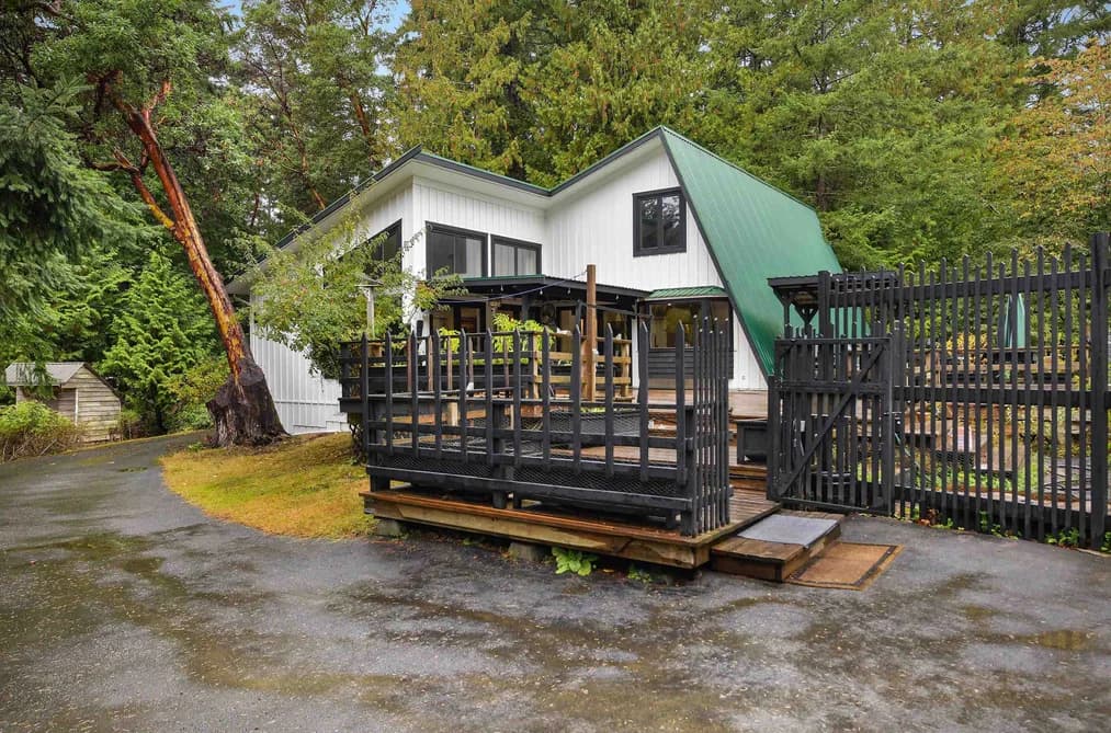 505 BAYVIEW DRIVE, Mayne Island, BC — Residential for Sale - Main Photo