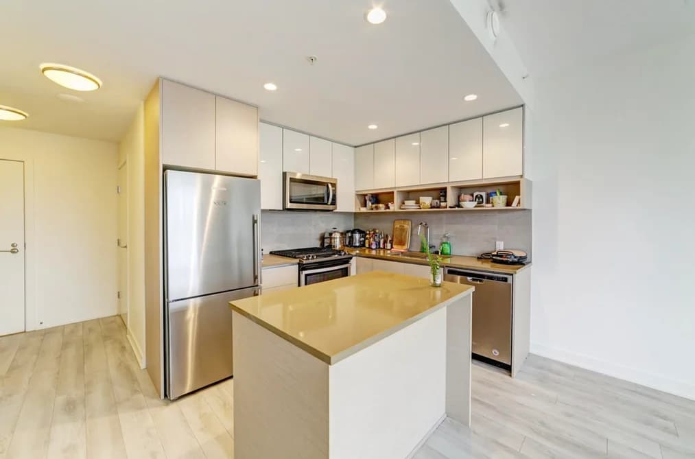 513 8850 UNIVERSITY CRESCENT, Burnaby, BC — Residential for Sale - Photo 2