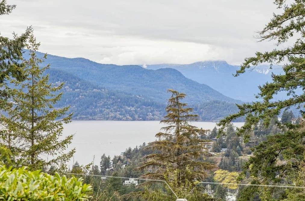 5180 MEADFEILD ROAD, West Vancouver, BC — Residential for Sale - Photo 2