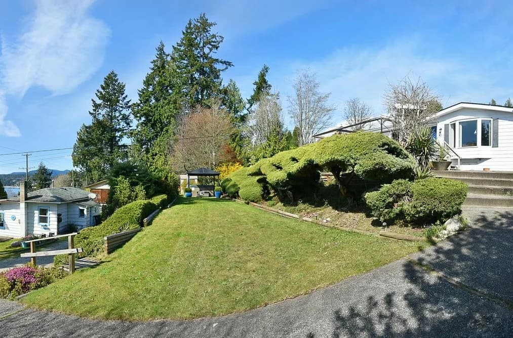 5218 SUNSHINE COAST HIGHWAY, Sechelt, BC — Residential for Sale - Photo 2