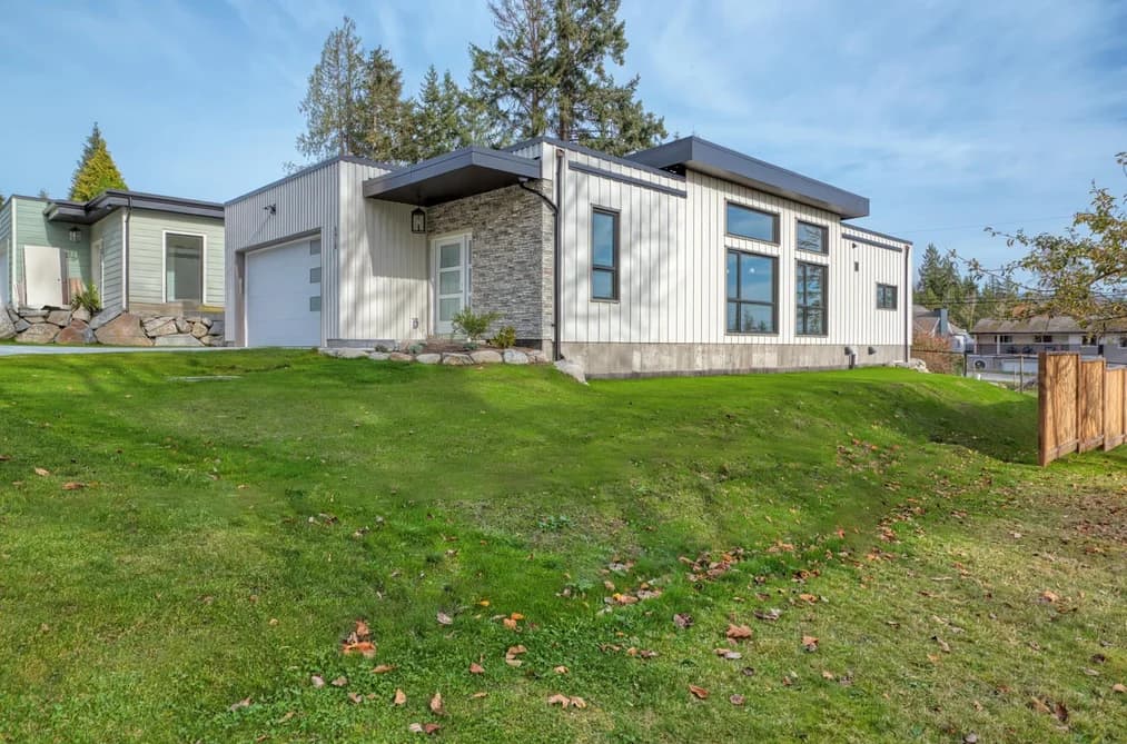5410 STELLAR WAY, Sechelt, BC — Residential for Sale - Photo 2