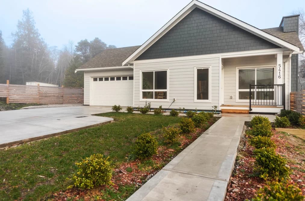 5416 MILLS ROAD, Sechelt, BC — Residential for Sale - Photo 2