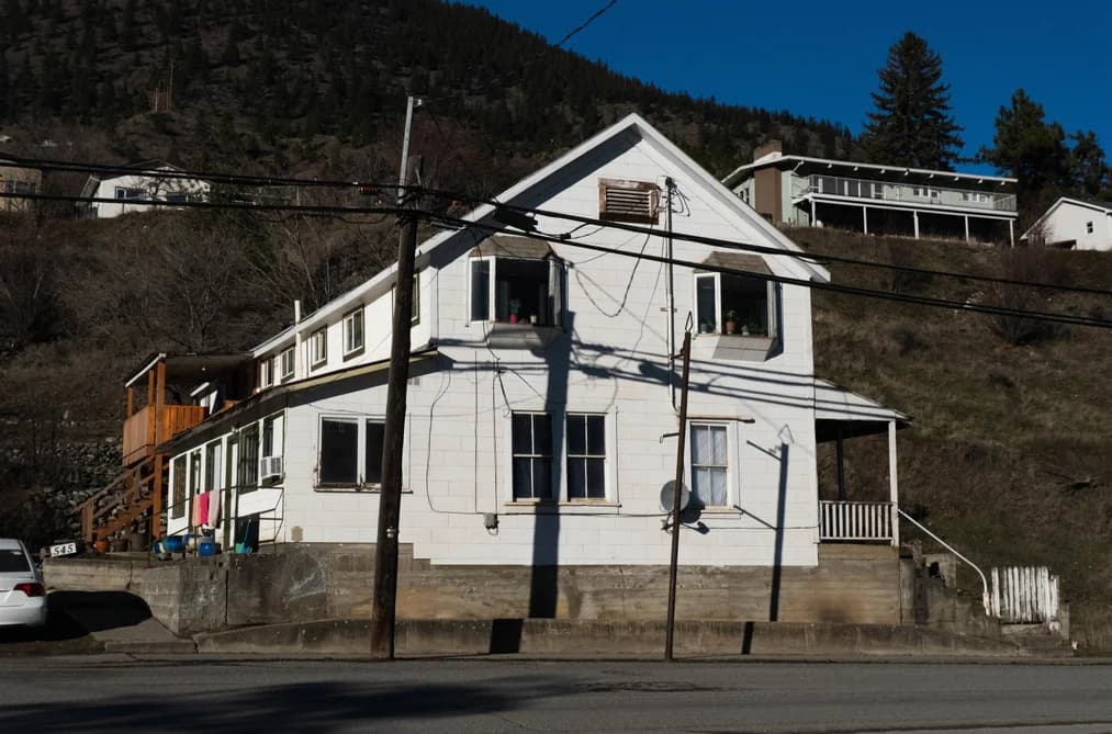 545 MAIN STREET, Pemberton, BC — Residential Income for Sale - Photo 2