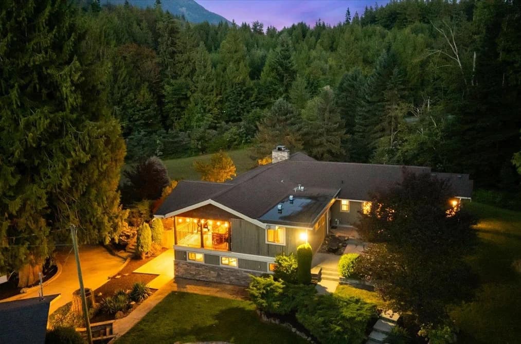 5471 HUSTON ROAD, Chilliwack, BC — Residential for Sale - Photo 2