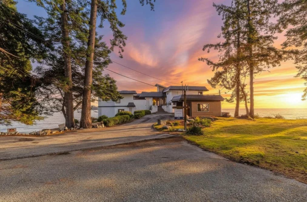 5482 HILL ROAD, Sechelt, BC — Residential for Sale - Photo 2