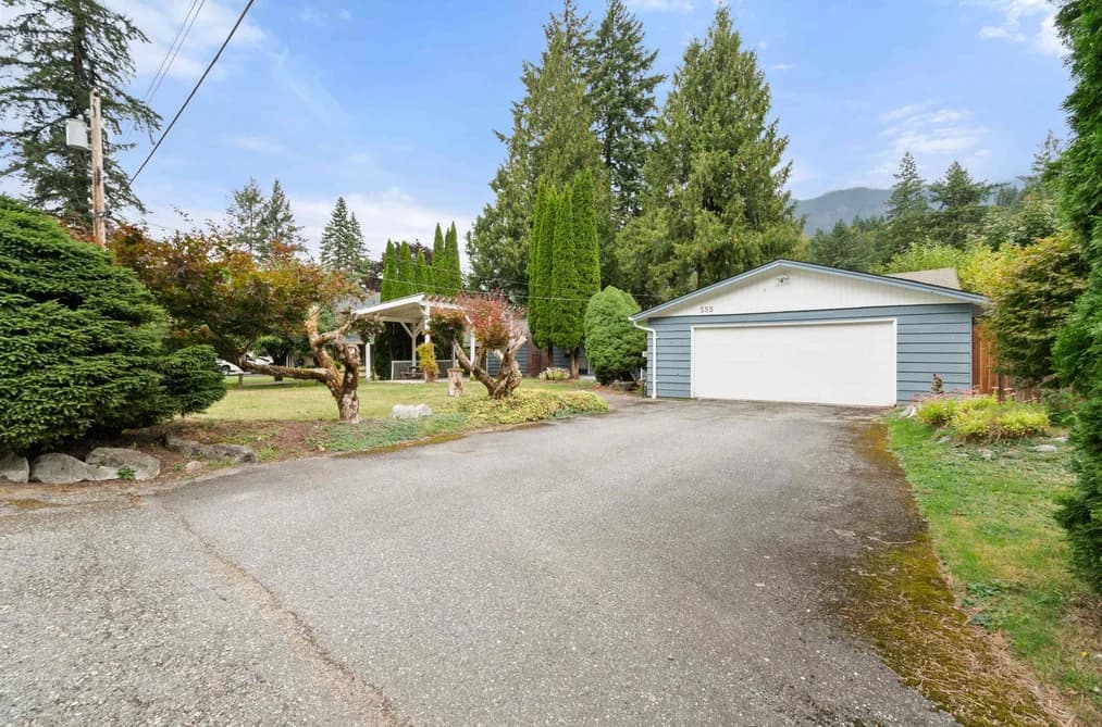 555 GLENAIRE DRIVE, Hope, BC — Residential for Sale - Photo 2