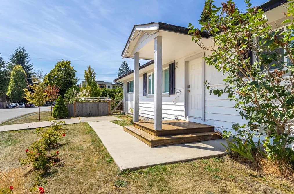 5605 OCEAN AVENUE, Sechelt, BC — Residential for Sale - Photo 2