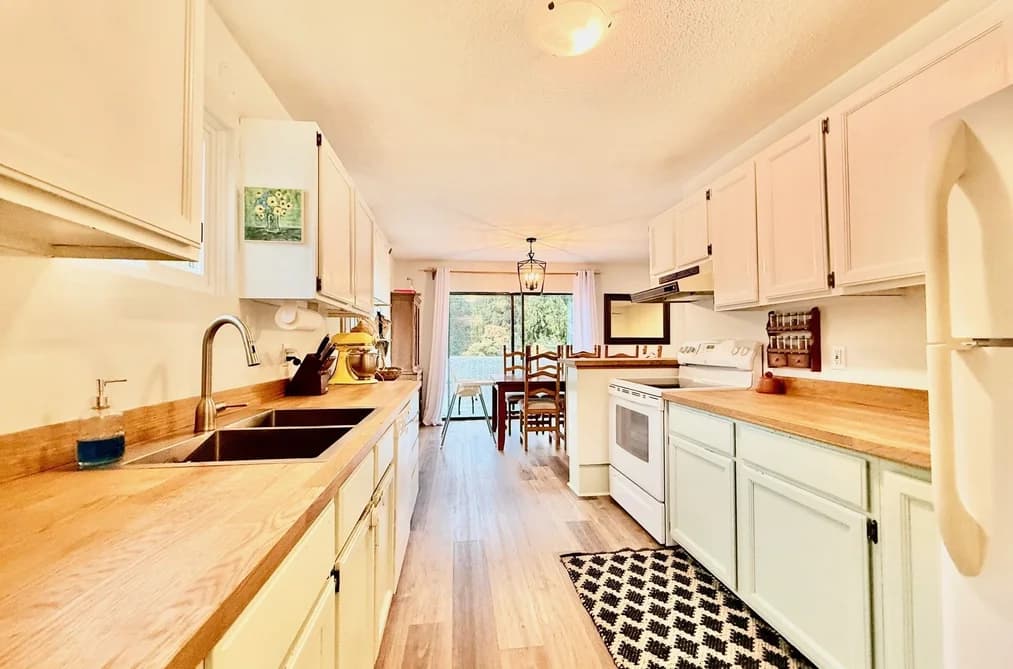 5607 WAKEFIELD ROAD, Sechelt, BC — Residential for Sale - Main Photo