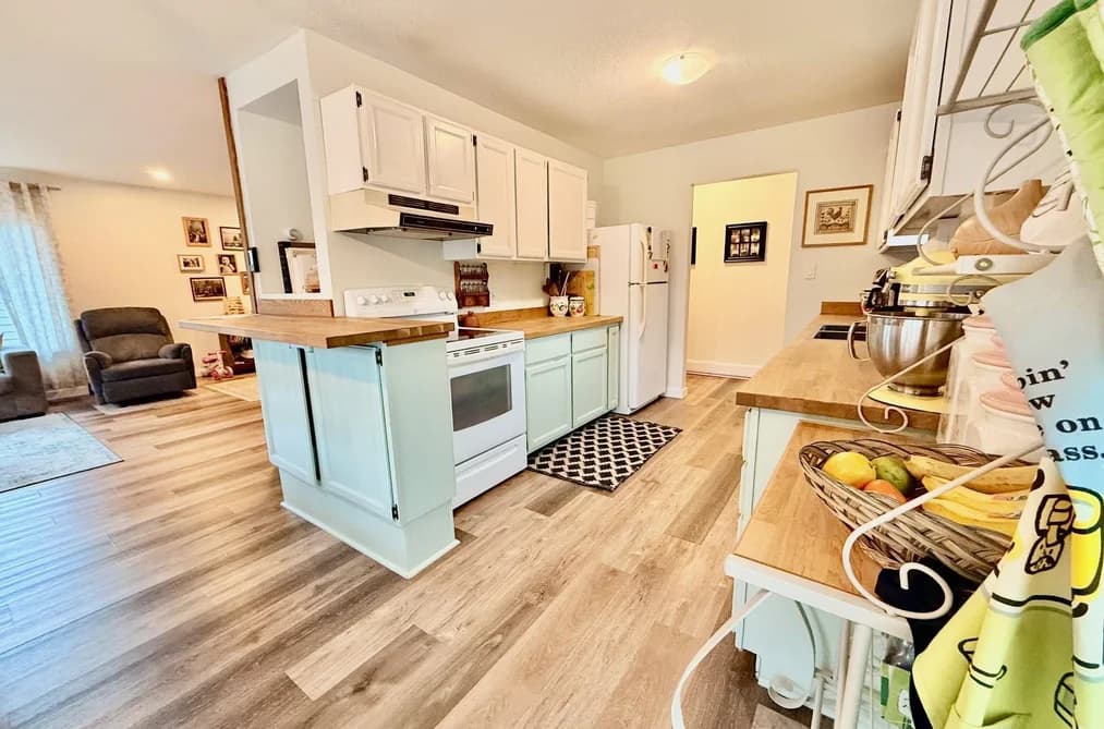 5607 WAKEFIELD ROAD, Sechelt, BC — Residential for Sale - Photo 2