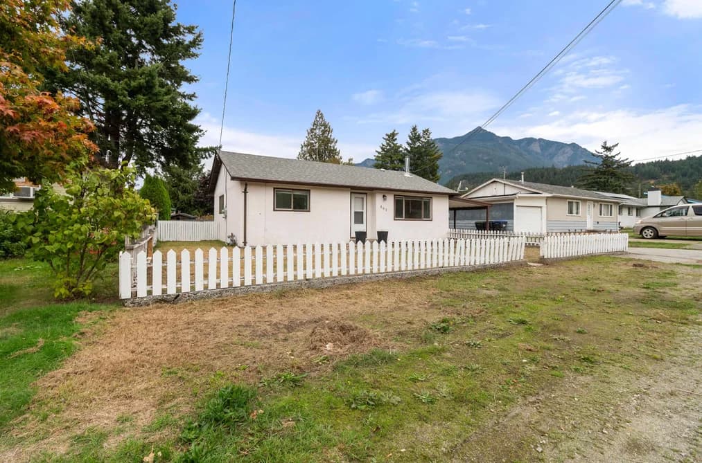 561 THACKER AVENUE, Hope, BC — Residential for Sale - Main Photo