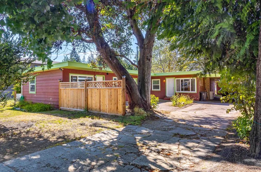 5675 WHARF AVENUE, Sechelt, BC — Residential Income for Sale - Photo 2