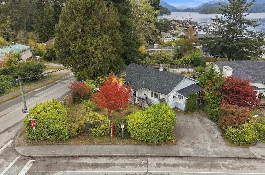5689 PORPOISE BAY ROAD, Sechelt, BC — Residential for Sale - Main Photo