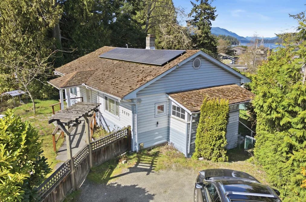 5689 PORPOISE BAY ROAD, Sechelt, BC — Residential for Sale - Main Photo