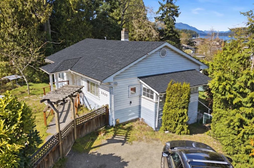 5689 PORPOISE BAY ROAD, Sechelt, BC — Residential for Sale - Photo 2