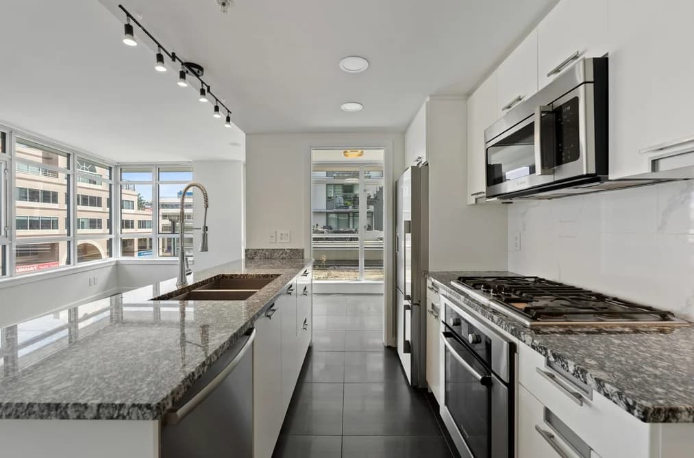 569 2080 WEST BROADWAY STREET, Vancouver, BC — Residential for Sale - Photo 2
