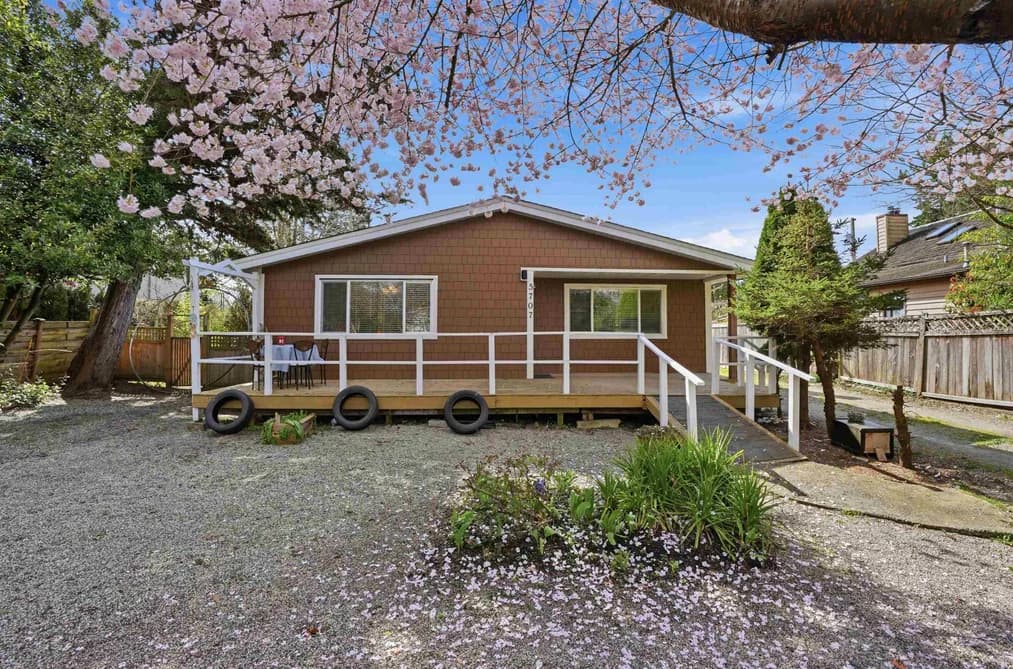 5707 MEDUSA STREET, Sechelt, BC — Residential for Sale - Main Photo