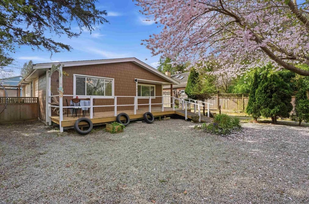 5707 MEDUSA STREET, Sechelt, BC — Residential for Sale - Photo 2