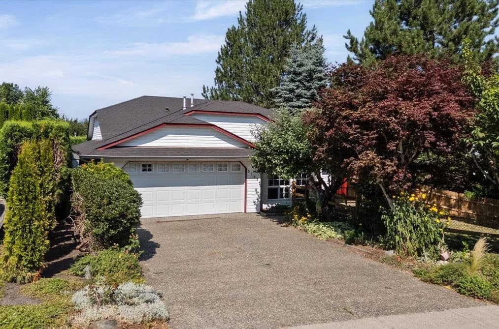 5709 Stonehaven Street, Chilliwack, BC - House for Sale - Photo 2 of 39 5709 Stonehaven Street, Chilliwack, BC - House for Sale - Photo 2 of 39
