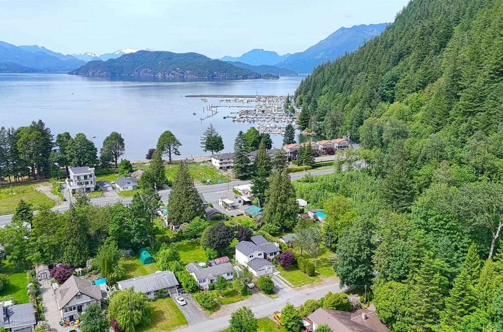 571 ECHO AVENUE, Harrison Hot Springs, BC — Residential for Sale - Photo 2