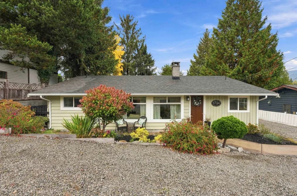 5734 PEBBLE CRESCENT, Sechelt, BC — Residential for Sale - Main Photo