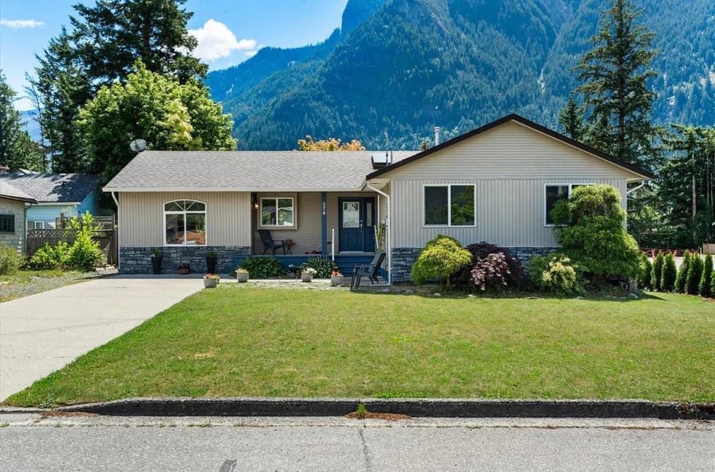 574 PARK STREET, Hope, BC — Residential for Sale - Photo 2