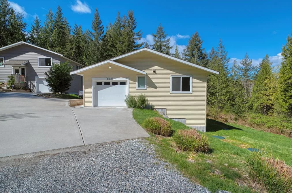 5797-5799 SANDY HOOK ROAD, Sechelt, BC — Residential for Sale - Photo 2