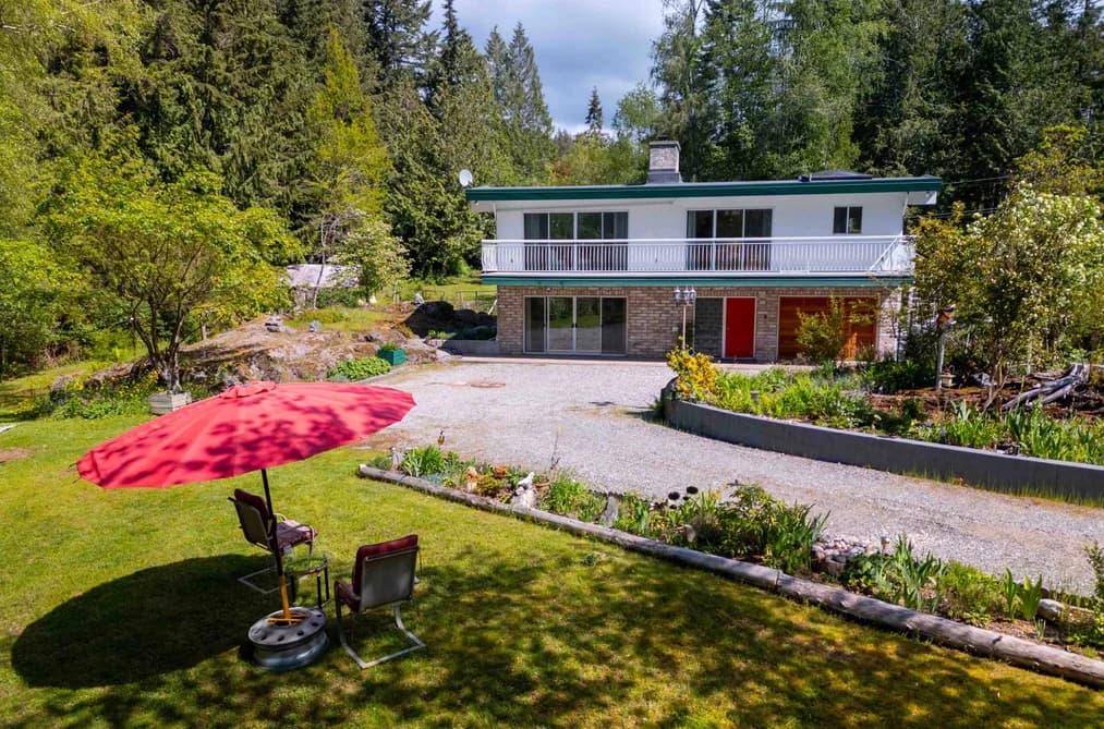 5819 TROUT LAKE ROAD, Halfmoon Bay, BC — Residential for Sale - Main Photo