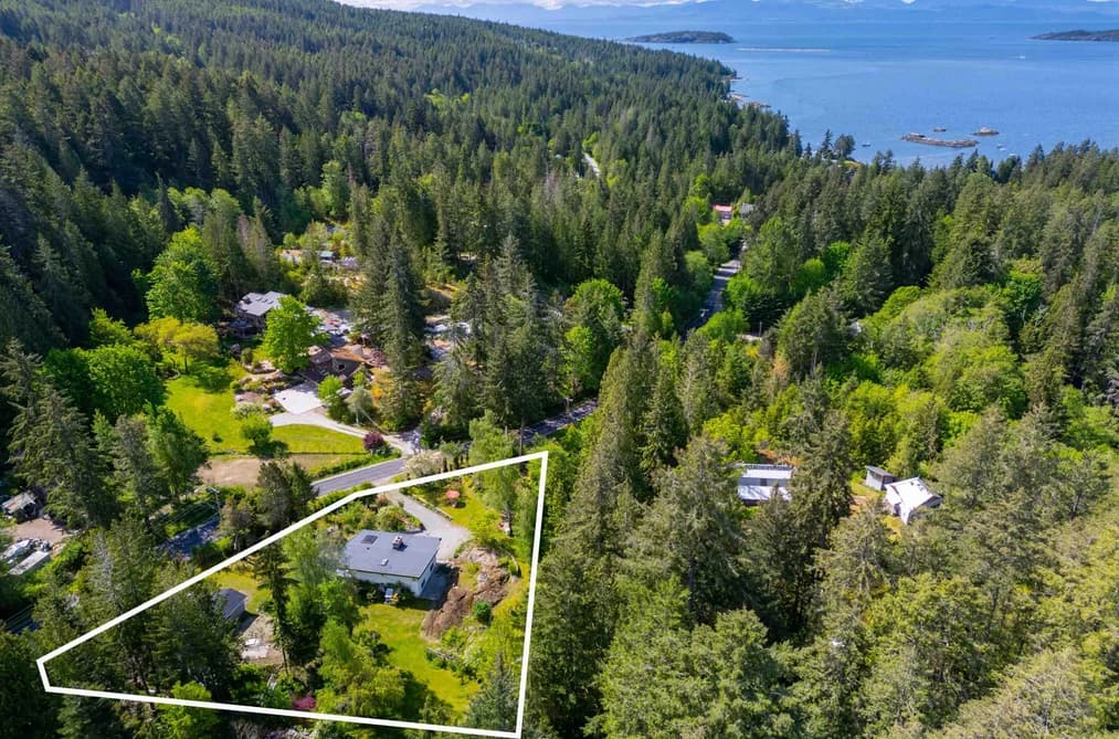 5819 TROUT LAKE ROAD, Halfmoon Bay, BC — Residential for Sale - Photo 2