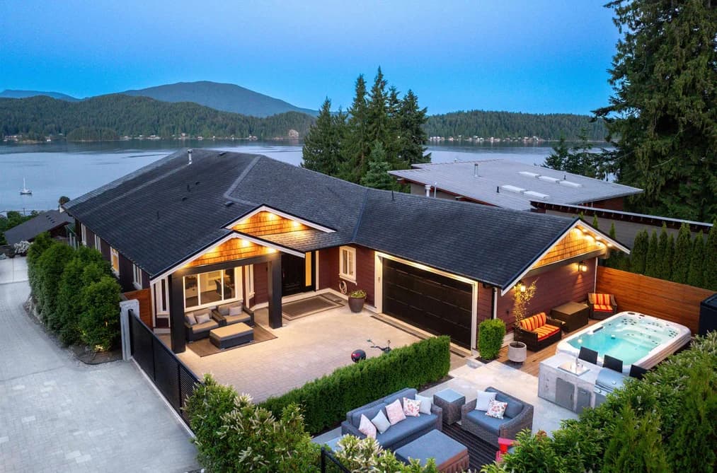 586-588 NORTH FLETCHER ROAD, Gibsons, BC — Residential for Sale - Main Photo
