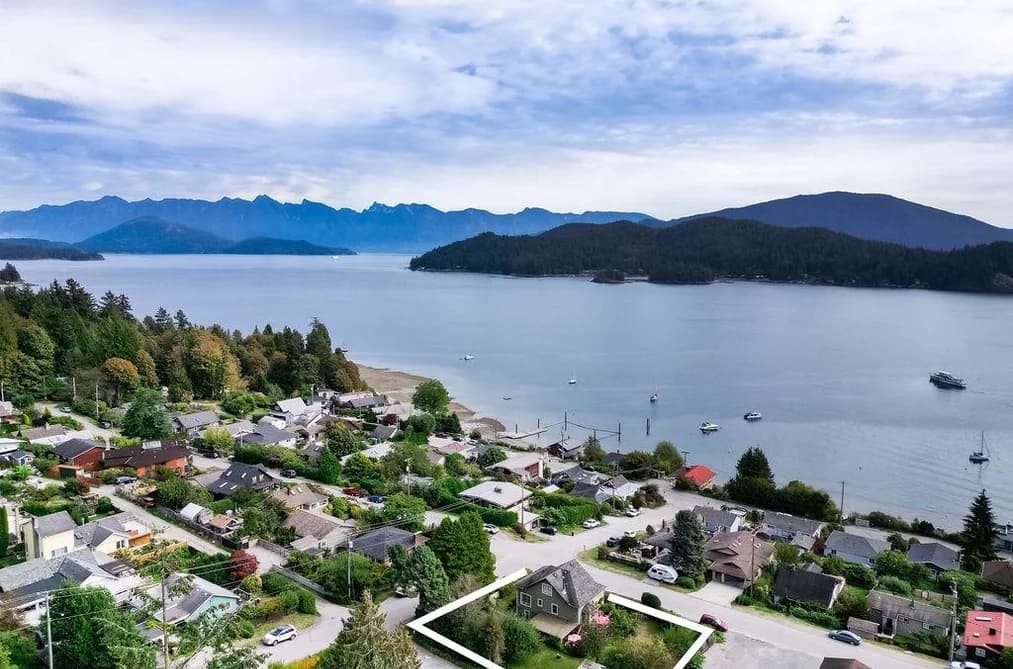 589 SEAVIEW ROAD, Gibsons, BC — Residential for Sale - Main Photo