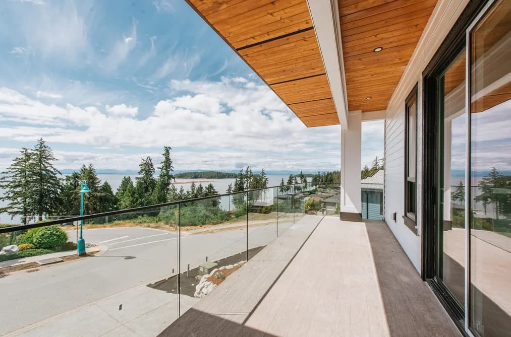 5962-5964 BARNACLE STREET, Sechelt, BC — Residential for Sale - Photo 2