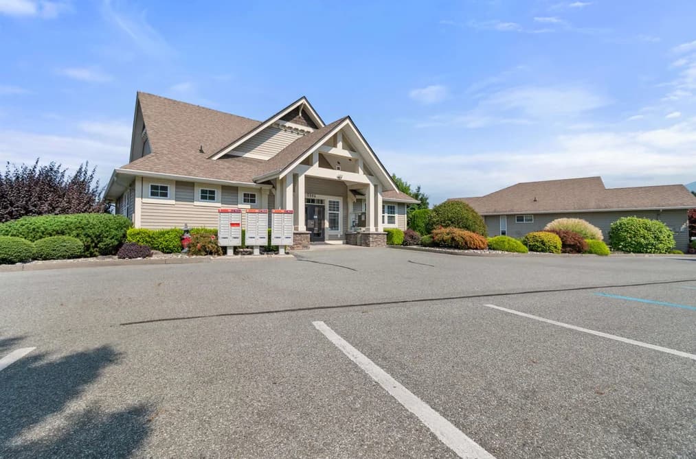 5976 HUNTER CREEK CRESCENT, Chilliwack, BC — Residential for Sale - Photo 2