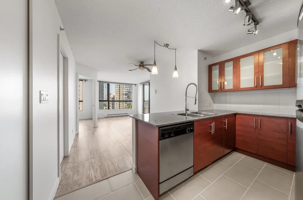 601 813 AGNES STREET, New Westminster, BC — Residential for Sale - Photo 2