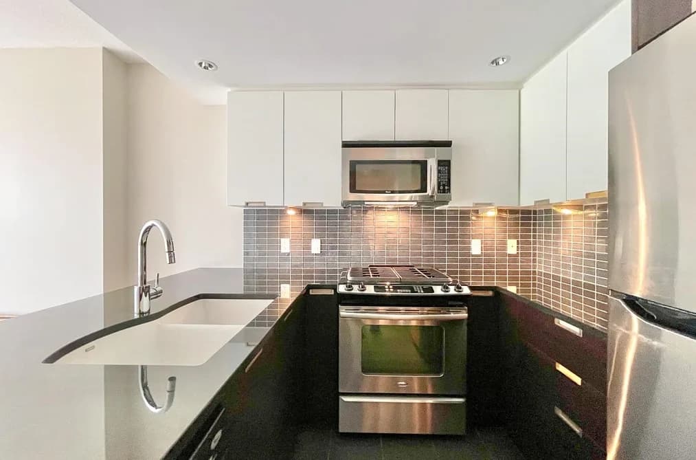 602 2968 GLEN DRIVE, Coquitlam, BC — Residential for Sale - Photo 2